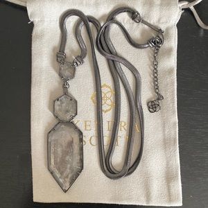 EUC Kendra Scott Wyatt necklace in mirror rock crystal
